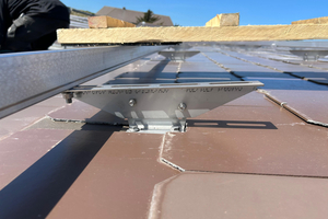 Die Solar-Trägerstütze ist aus VA-Stahl gefertigt. Die Halterung ist verstellbar. Die Grundplatte besteht aus Aluminium 