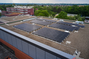  Die PV-Module sind durch Ballastierungen auf ihren Stützrahmen gesichert. Eine übliche Maßnahme, die allerdings das Gesamtgewicht sowie die dynamische Belastung auf dem Dach erhöht  