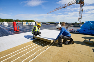  Auf die Gefälledämmung folgte die Dachdämmplatte  „Solarrock“ mit einer glasfaserverstärkten Zementbeschichtung 