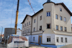  Das ehemalige Hotel Peterhof in Neumarkt-St. Veit vor Beginn der Sanierung 