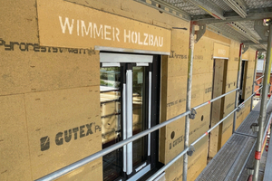  Vorgefertigte, gedämmte Holzwände wurden vor dem bestehenden Mauerwerk montiert und bilden die neue Gebäudehülle des Wohnhauses 