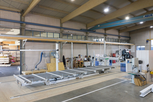  Montagetisch mit Vakuumheber in der Werkshalle der Strobel GmbH. Rechts ist die „Wallteq M-300“, links der Übergang zur Abbundhalle zu sehen 