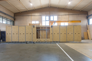 Fertige Elemente werden am Ende der Halle gelagert und verladen. Für gute Zufahrtsmöglichkeiten sorgt ein großes Hallentor 