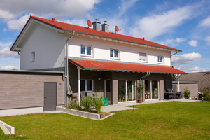  Der Einfamilienhausbau bei der Strobel GmbH (siehe Foto) ging auf etwa 10 Häuser pro Jahr zurück. Zusammen mit der nach wie vor starken Nachfrage nach Sanierungen und Aufstockungen ist das Unternehmen dennoch weiterhin gut ­ausgelastet 