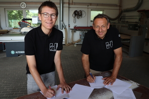  Ben Hustert (links) startete im September 2025 bei der Tischlerei Hoffmann in Steinhagen (Kreis Gütersloh) in sein FHJ. Das Bild zeigt den Praktikanten bei der Vertragsunterzeichnung mit Karsten Hoffmann, dem Inhaber der Tischlerei  