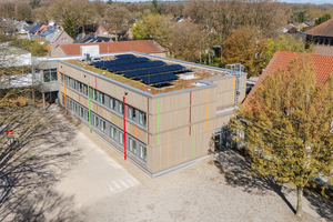  Das Dach des Schulgebäudes wurde begrünt und mit einer Photovoltaikanlage versehen 
