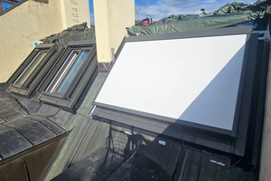  Die Markisen der drei Fensterkombinationen können unabhängig voneinander genutzt werden. Die links eingebaute Fensterkombination dient auch als Notausstieg 