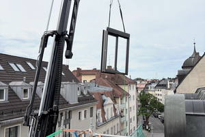 Unabdingbar bei der Montage von Lideko-Dachschiebefenstern ist ein Kran, der hier von der Zimmerei Scheuregger gestellt wurde, um die schweren Fenster auf das Dach zu befördern 