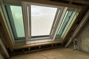  Die Pfosten-Riegel-Konstruktion mit dem „Premium“-Dachschiebefenster und den beiden festen Scheiben (links und rechts davon) ergibt eine Gesamtbreite von drei Metern – ideal für viel Tageslicht und starken Luftaustausch, wenn gewünscht 