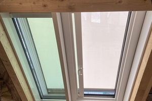 Noch befindet sich der Dachspitz mitten im Umbau. Das „Classic“-Schiebefenster liefert auch im geschlossenen Zustand viel Tageslicht; links die feste Scheibe installiert 