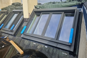  Dank der Sonderkonstruktion bleibt die Schienenführung für die Fensterflügel für Außenstehende „unsichtbar“. Auf den verdeckten Schienen werden die Flügel manuell seitwärts geschoben, um die Fenster zu öffnen 