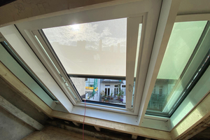  Die Markisen, hier bei der Pfosten-Riegel-Konstruktion mit dem „Premium“-Dachschiebefenster, lassen sich ganz nach Bedarf herunterfahren 