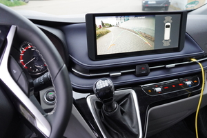 Der Transporter verfügt über einen 12,3-Zoll-Touchscreen. Eine Rückfahrkamera und Parksensoren sind serienmäßig eingebaut 
