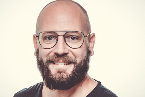   Lars Gibson leitet für Trespa seit 1. März 2026 den Vertrieb im Bereich Fassaden und Balkone und verantwortet das Projektgeschäft in Norddeutschland (PLZ 18-29). Dabei berät er Architektinnen, Architekten und Planer bei der Ausarbeitung individueller Balkon- und VHF-Lösungen   
