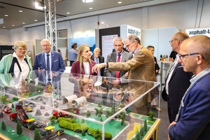  Für das Entdecken von Produkneuheiten, den Austausch mit Expertinnen und Experten aus anderen Fachbereichen und den Wissenstransfer bietet die Messe Nordbau den passenden Rahmen 
