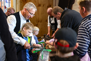  Schülerinnen und Schüler können auf der Messe Nordbau praxisnah Handwerksberufe kennenlernen. Für Bauunternehmen bietet sich die Möglichkeit, mit Nachwuchskräften und potentiellen Bewerbern ins Gespräch zu kommen  