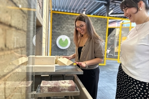  Einen Schwerpunkt der neuen Ausstellung in der DASA bilden nachhaltige Baumaterialien wie Holz und andere Baustoffe, die anhand von Mustern veranschaulicht werden 