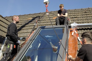  Für die vorbereitenden Arbeiten am Dach, den Transport und Einbau des Dachschiebefensters benötigten die Dachdecker insgesamt zwei Arbeitstage 