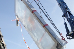  Für den Transport und das Einheben des großen Dachschiebefensters war ein kompakter Spezialkran erforderlich 