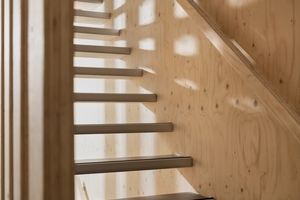  Offene Treppenstufen aus „Kerto LVL“ verbinden filigranes Design mit hoher Tragfähigkeit 