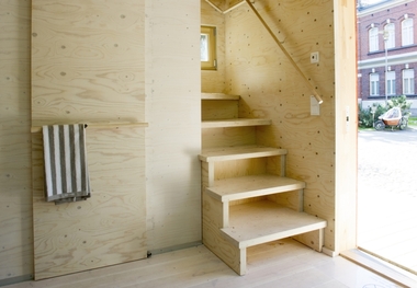 Kombination aus tragender Wand und Treppe aus „Kerto LVL“-Furnierschichtholz
