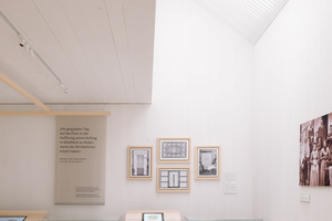  Die Auflösung der Decken und versetzten Ebenen im Ausstellungsraum fördert neue Blickbeziehungen und die Raumqualität. Das Licht fällt durch ein Dachfenster sanft in den Raum 