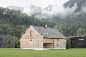  Das neue Heimatmuseum Bezau inmitten der typischen Bregenzerwälder Landschaft. Ein durchgehend neu gedecktes Dach verbindet Erweiterungsbau (links) und Bestand zu einem harmonischen Ganzen 