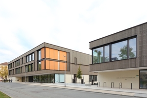  Die Grundschule und die Kindertagesstätte in Darmstadt wurden in Stahlbetonbauweise mit einer Fassade aus vorgefertigten Holzaußenwänden errichtet 