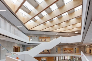  Blick in das Gebäudeinnere der Heinrich-Hoffmann-Schule in Darmstadt. Der Schulneubau verfügt über ein Dachtragwerk in Holzbauweise. Zahlreiche Oberlichter sorgen für viel Tageslicht im Gebäude 