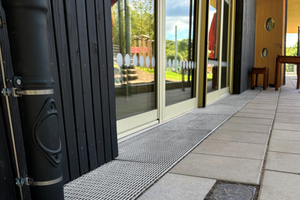  Die fast bis zum Boden reichende Holzfassade und barrierefreie Übergänge im Türenbereich bildeten herausfordernde Rahmenbedingungen bei der Kita in Wiesbaden 