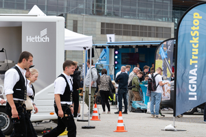  Auf dem Freigelände der Messe wird 2027 wieder der „LIGNA.Truckstop“ stattfinden: Hersteller präsentieren dort Werkzeuge, Beschläge, Befestigungstechnik und Holzwerkstoffe direkt in Showtrucks und Transportern. Außerdem wird es Live-Demonstrationen, Fachvorträge und Netzwerkmöglichkeiten für Tischlerinnen, Schreiner und Zimmerer geben 
