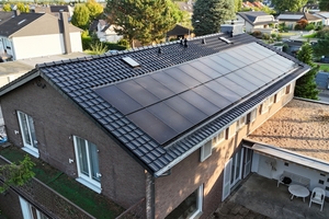  In Aachen hat die Firma Kaulartz die Dachflächen eines Einfamilienhauses neu eingedeckt. Auf der Rückseite des Gebäudes installierte der Betrieb eine dachintegrierte PV-Anlage mit 30 Solarmodulen  