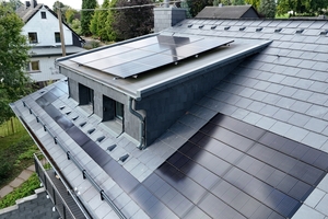  Auf dem Dach in Kalterherberg bauten die Dachdecker dachintegierte PV-Module von Rathscheck ein (rechts im Bild), die sich in die Rechteckdeckung aus Schiefer einfügen 