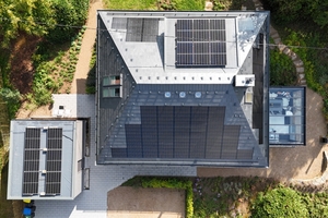  In Monschau-Kalterherberg sanierten die Mitarbeitenden von Pascal Kaulartz' Betrieb das Dach eines Wohnhauses, deckten es mit Schiefer neu ein und installierten Solarmodule auf mehreren Dachseiten 