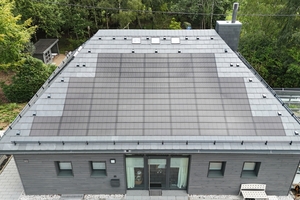  Das Dach des Wohnhauses in Monschau-Kalterherberg erhielt eine neue Rechteck-Schieferdeckung und eine dachintegrierte Solaranlage von der Firma Rathscheck 