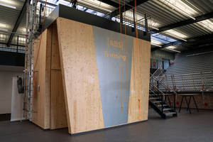 Im neuen Schulungszentrum steht ein Podest für Fallversuche und Sicherheitstrainings zur Verfügung 