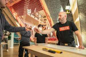  Die Velux-Seminare bieten die Möglichkeit, die Montage von Dachfenstern zu üben, Fragen zu stellen und neue Lösungswege zu diskutieren 