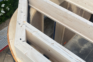  Auf die vorgefertigten Erdgeschosswände wurden die Holzbalken für die Decke verlegt. Diese erhalten, passend zu den Deckensteinen, eine Schräge von etwa 5 Grad 