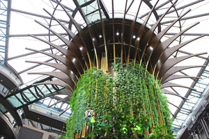  Auf dem Fachkongress für Absturzsicherheit 2026 wird unter anderem die Installation, Wartung und Pflege des „Living Trees“ in der Lobby des Radisson Collection Hotels in Berlin thematisiert 