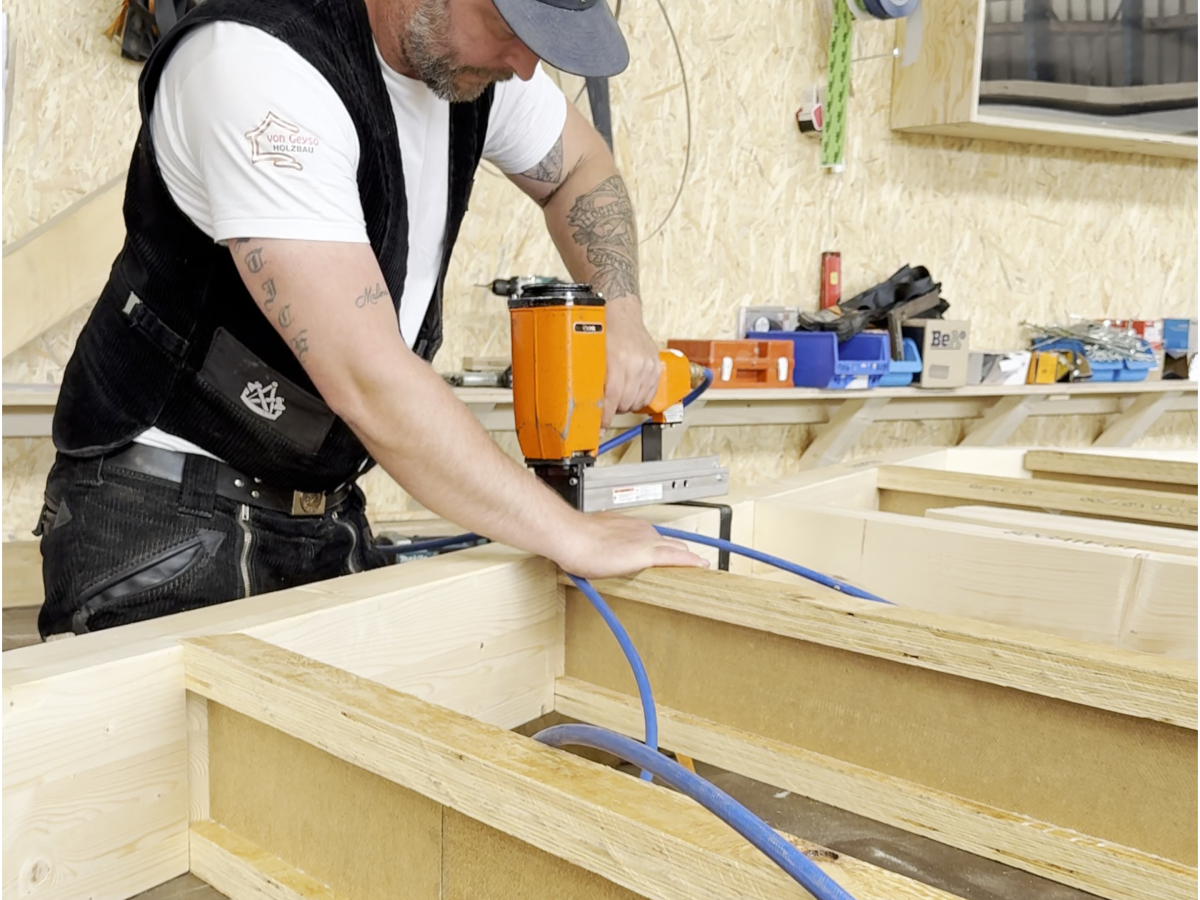 3_Vorfertigung_von_Geyso_Holzbau_Klammerer_Holzrahmenbau.jpg