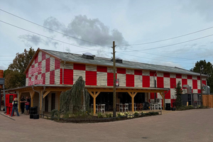  Im Freizeitpark „Karls Erlebnis-Dorf“ in Oberhausen hat die Zimmerei ein Restaurantgebäude in Holzrahmenbauweise errichtet 