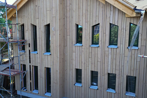  Der Waldorfkindergarten in Celle wurde um einen Neubau in Massivholzbauweise erweitert. Das Aufrichten von Wänden, Decken und  Dachstuhl übernahm von Geyso Holzbau 