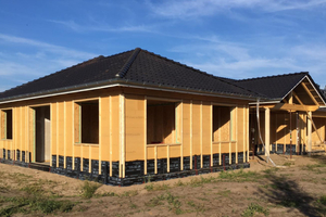  Eine Besonderheit des Betriebs ist das „Ausbauhaus“-Konzept: Dabei übernimmt die Zimmerei den Rohbau des Hauses in Holzbauweise, die Außenwanddämmung und die Dacheindeckung 