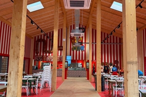  Für das sogenannte „Curryversum“ erstellte von Geyso Holzbau ein rund 15 x 30 m großes Gebäude in Holzrahmenbauweise 