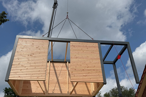  Für einen Auftraggeber in Wietzendorf baute die Zimmerei ein Gartenhaus in Holzbauweise, inklusive Stahlkonstruktion. Das Gartenhaus wurde per Kran eingehoben 