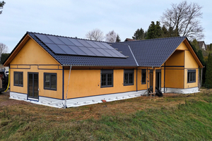  Das Ausbauhaus in Bergen während der Bauphase. Das Dach ist bereits eingedeckt und mit einer PV-Anlage versehen, die Fassadenverkleidung steht noch aus 