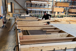  Der Holzbaubetrieb hat seine Lager- und Werkshalle in einer ehemaligen Reithalle eingerichtet, die für diesen Zweck umgebaut wurde 