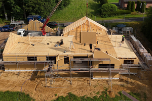  Mitarbeiter der Zimmerei von Geyso Holzbau beim Aufrichten eines Ausbauhauses in Bergen im Landkreis Celle 