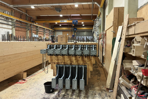  Die Holzbauteile für die Brücke wurden im Werk vorgefertigt und mit Verbindern ergänzt 