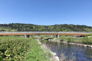  Die neue Holz-Beton-Verbundbrücke verbindet die Gemeinden Haslach und Fischerbach über die Kinzig 